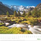 Kalendermonat März, darunter Feiertage und Daten. Eine Holzbrücke über einen Gebirgsbach, Berge im Hintergrund.