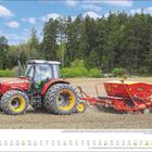 Text: Massey Ferguson 5460. März. Kalender mit Daten und markierten Sonntagen. Szene: Traktor zieht rote Maschine auf Feld. Wälder im Hintergrund.