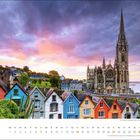 "März" und Kalendarium. Bunte Häuserreihe vor großer Kathedrale. Dramatischer Himmel in Lilatönen, Bäume im Hintergrund.