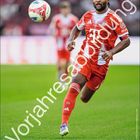 Text: "Serge Gnabry", "Vorjahresabbildung", Monatsnamen: "März". Ein Fußballspieler in rotem Trikot beim Laufen. Unten ein Kalender.