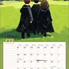 Kalenderblatt für März, mit Illustrationen von drei Personen vor einer Holzhütte im Wald.