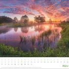 Kalender: März. Markierte Tage: 8., 20., 26.-29. Flusslandschaft bei Sonnenaufgang mit buntem Himmel und grüner Vegetation.