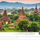 "Erhaben ragen die Dächer der alten Tempel in Bagan in Myanmar in den Himmel." Ländliche Tempel und Bäume, darunter Kalender.
