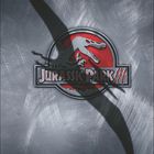 Jurassic Park III Logo, Kalender für März. Dino-Schatten auf metallischer Oberfläche, Kalenderdaten unten.
