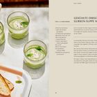 Titel: Gekühlte Erbsen-Gurken-Suppe mit Minze. Zutatenliste für vier bis sechs Portionen. Links drei Gläser grüne Suppe mit Minze.