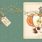 "1. Advent" auf einem Anhänger. Illustration mit Orangen, Sternkeks, Nüssen und Zweigen auf grünem gestreiftem Hintergrund.