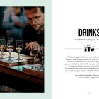 „Drinks – Perfekt für Fans, die gerne anstoßen!“ Ein Mann betrachtet Gläser auf einem Tisch, einige Sasse-Logo.