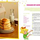 Rezept für Pancakes mit Ahornsirup, Zutatenliste, cartoonhafte Illustration eines Mädchens, Pfannkuchen auf Teller.