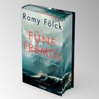Buch: „Fünf Fremde“ von Romy Fölck, Thriller. Untertitel: „Nur einer kennt das tödliche Geheimnis, das sie alle verbindet“. Ozeanwellen.
