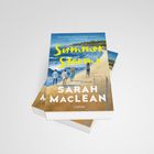 Cover von "Summer Storms" von Sarah MacLean. Menschen am Strand mit Meer im Hintergrund, blauer Himmel.