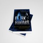 Text: "Rebecca Hannigan Dark Rooms. Manche Türen sollten niemals geöffnet werden. Dahinter lauert die Finsternis." 

Cover eines Thrillers mit blauer Farbtöne.