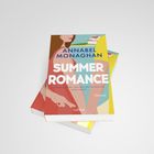 Titel: "Summer Romance" von Annabel Monaghan. Illustration von zwei Personen vor einem Haus am Meer, mit warmen Farben.