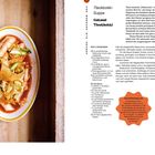 Text: "Korean Street Toast", "Gilgeori Toast", Zutatenliste mit Eiern, Salzflocken, Pfeffer, Butter, Zucker, Käse, Brot, Gurken, Kohl.  
Rezepttext beschreibt die Zubereitung, vom Eierverquirlen bis hin zum Anrichten des Sandwiches.  
Bild: Ein Teller mit einem Sandwich neben einem Getränk. Jemand hält eine Tasse.