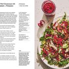 Harissa-Steak mit Perl-Couscous, eingelegte Zwiebeln, Pistazien, Rezept für 2, Zubereitungszeit unter 30 Min. Rechtes Bild: Teller mit angerichtetem Salat.