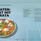 TOMATEN-SALAT MIT BURRATA. Ein bunter Salat mit Kirschtomaten, Rucola und Burrata in einer Schüssel auf blauem Fliesenhintergrund.