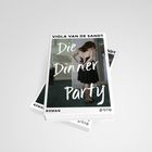 "VIOLA VAN DE SANDT: Die Dinner Party. Roman. Gemälde einer Frau im schwarzen Kleid von hinten."