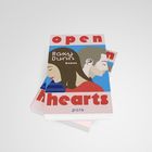 Text: "open hearts", "Roxy Dunn Roman", "pola". Illustration zweier Personen, Rücken an Rücken, mit stilisierten Gesichtern.
