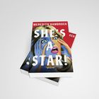 Zwei Bücher übereinander. Das obere zeigt den Titel "She's a Star!" und sitzt über einer blauen Illustration einer Frau.