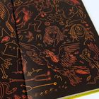 Eine Illustration zeigt skizzenhafte Figuren: Tiere, Menschen und Fabelwesen in orange und roten Linien auf dunklem Hintergrund.
