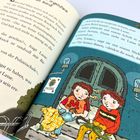 Links Text: "Wir müssen irgendwie an Bord". Zwei Kinder sitzen vor einer Polizeistation. Sie halten Regenschirme.