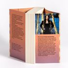 Texte beschreiben eine Geschichte und eine Autorin, Evelyn Scala Schreiber. Farbiges Design, Foto einer Frau.