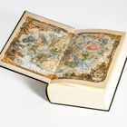 Text: "Kontinent Arkanalon." Eine farbenfrohe Landkarte in einem Buch mit detaillierten Inseln und kunstvollen Verzierungen.