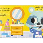 Morgens, abends – das ist klar, Zähne putzen wunderbar. Ein Waschbecken, Zahnpflegeprodukte und ein Waschbär mit Zahnbürste.