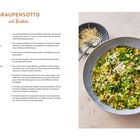 "GRAUPENSOTTO mit Brokkoli" steht oben. Links ein Rezept mit Zutatenliste und Zubereitung, rechts ein Teller mit Gericht und Käse.