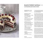"BLACK FOREST GATEAU SCHWARZWÄLDER KIRSCHTORTE" steht über dem Rezept. Daneben ist eine Torte mit Kirschen und Schokoladenstreuseln.