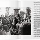 Texte: "Gammler musizieren im Mai 1972 auf der Leopoldstraße in München-Schwabing." Bild zeigt eine Gruppe von Menschen, manche spielen Gitarre.