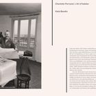 "Charlotte Perriand. L’Art d’habiter. Katia Baudin." zeigt Frau in Raum mit Zeichnungen, sie lächelt neben Tisch.