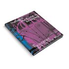 Text: "Verlagert: Die Kunst in Bewegung" und "Relocated: Art on the Move". Ein modernes, abstraktes Buchcover in Lila.
