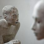 Text "Seeing Figures". Zwei abstrakte Skulpturen, eine im Vordergrund, die andere im Hintergrund.