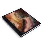 Buchtitel in goldenen Buchstaben auf abstraktem, wellenförmigem Kunstwerk. Schwarzer Buchrücken mit goldener Schrift.