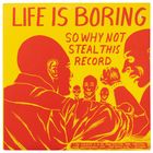 "Life is boring so why not steal this record." Illustration: Zwei Personen im Dialog, gesichtslos stilisiert, in Gelb und Rot.