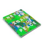 Text: "NEVER AGAIN PEACE". Hintergrund in lebendigen, geometrischen Mustern mit grünen und bunten Flächen.