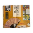 Links steht "UND SCHAUSPIEL", rechts "UND GESTE VERPFLICHTET". Fächer, Kunstwerke und ein Würfel auf gelbem Hintergrund.