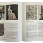 Seite mit Fotos von Stühlen und Statuen. Texte beschreiben antike und sakrale Sitzmöbel, darunter ein Stuhl aus Tutanchamuns Grab.