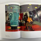 Illustration: Zwei Personen vor großen Fenstern mit Weltraumblick, eingegraben in eine futuristische, dekorierte Umgebung.