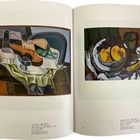 Links: "Juan Gris, 1925". Rechts: "Georges Braque, 1925". Zwei Gemälde mit Musikinstrumenten und Obststillleben.