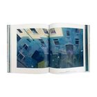 Links unten: "180". Rechts unten: "INDEX BOOKS 192". Illustration von einem Innenhof, in Blau- und Grüntönen gehalten.