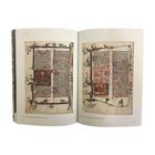 Zwei Buchseiten zeigen mittelalterliche Schrift mit farbigen Illustrationen und verzierten Initialen. Dekorative Ränder.