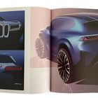 Links: "BMW Design", "Neue Klasse", mittig oben. Rechts: Zeichnung eines futuristischen Autos von BMW.