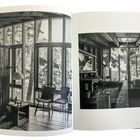 Links Seite 162, rechts Seite 163. Zwei Fotos von gemütlichen, rustikalen Innenräumen mit Holz und großen Fenstern.