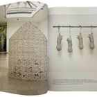 Text: "Still Life: Greenhouse, 1995 [...] Moles, 2007". Links ein filigranes Haus, rechts hängen fünf skulpturale Formen.