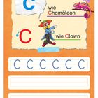 „C wie Chamäleon, C wie Clown“ steht über einer Illustration mit einem Clown und einem Chamäleon.