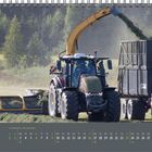 Ein Kalender für Mai zeigt einen Traktor auf einem Feld mit Erntemaschinen. Oben eine Spiralbindung. Unten Kalenderdaten.