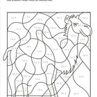 Anleitungstext für Ausmalspiel mit Aufgaben: Zahl-Ergebnisse bestimmen die Farbe. Tierumriss (Kamel) als Illustration.