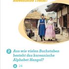 1. Wie heißt diese traditionelle koreanische Tracht? 2. Aus wie vielen Buchstaben besteht das koreanische Alphabet Hangul? a 24, b 34, c 44. Ein Paar in traditioneller Kleidung steht auf einem historischen Weg.