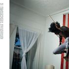 Textseite über musikalische Inspiration durch Drummer; rechts: Mensch in dynamischem Sprung vor großer US-Flagge.